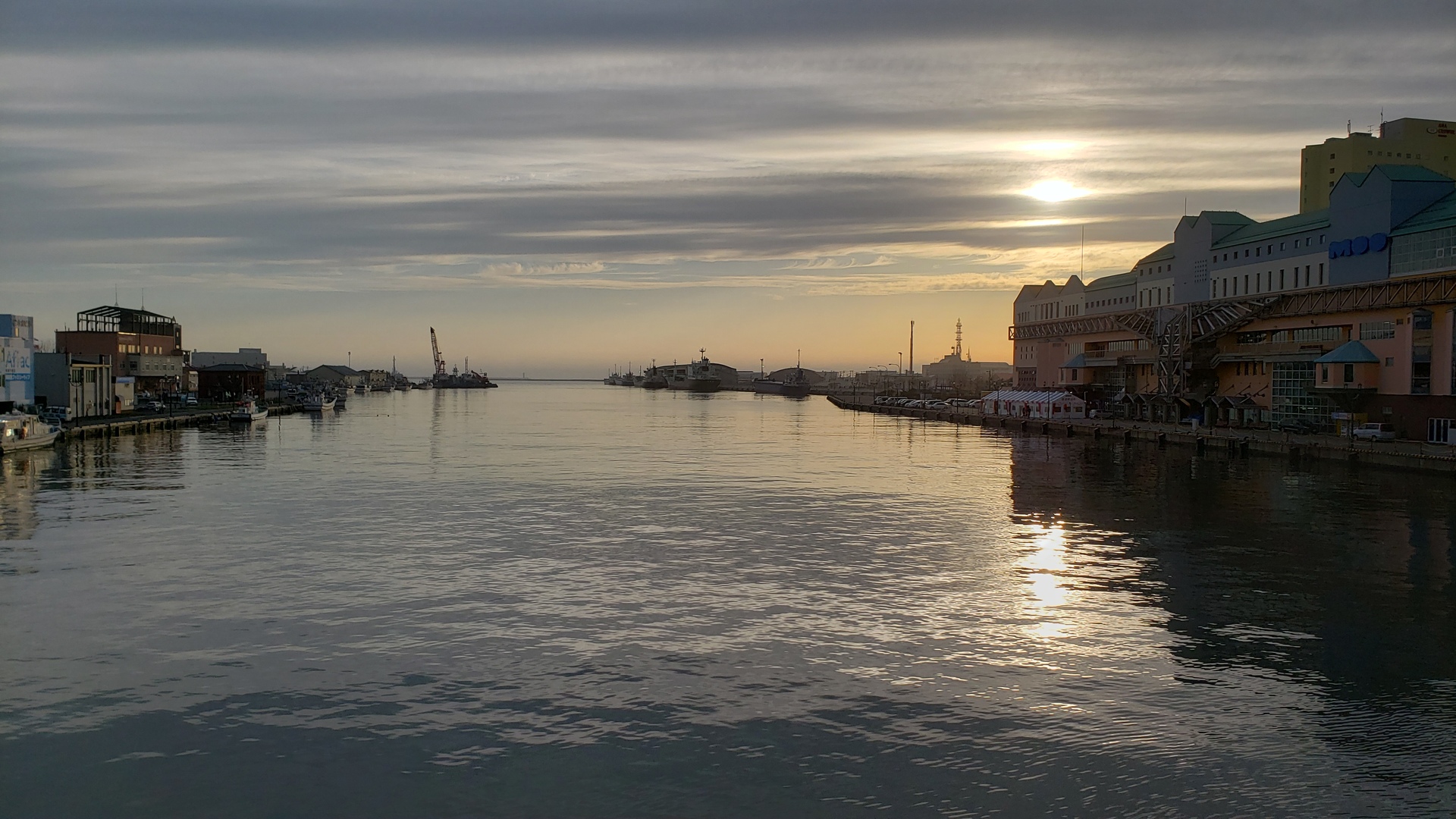 夕方の釧路川の写真